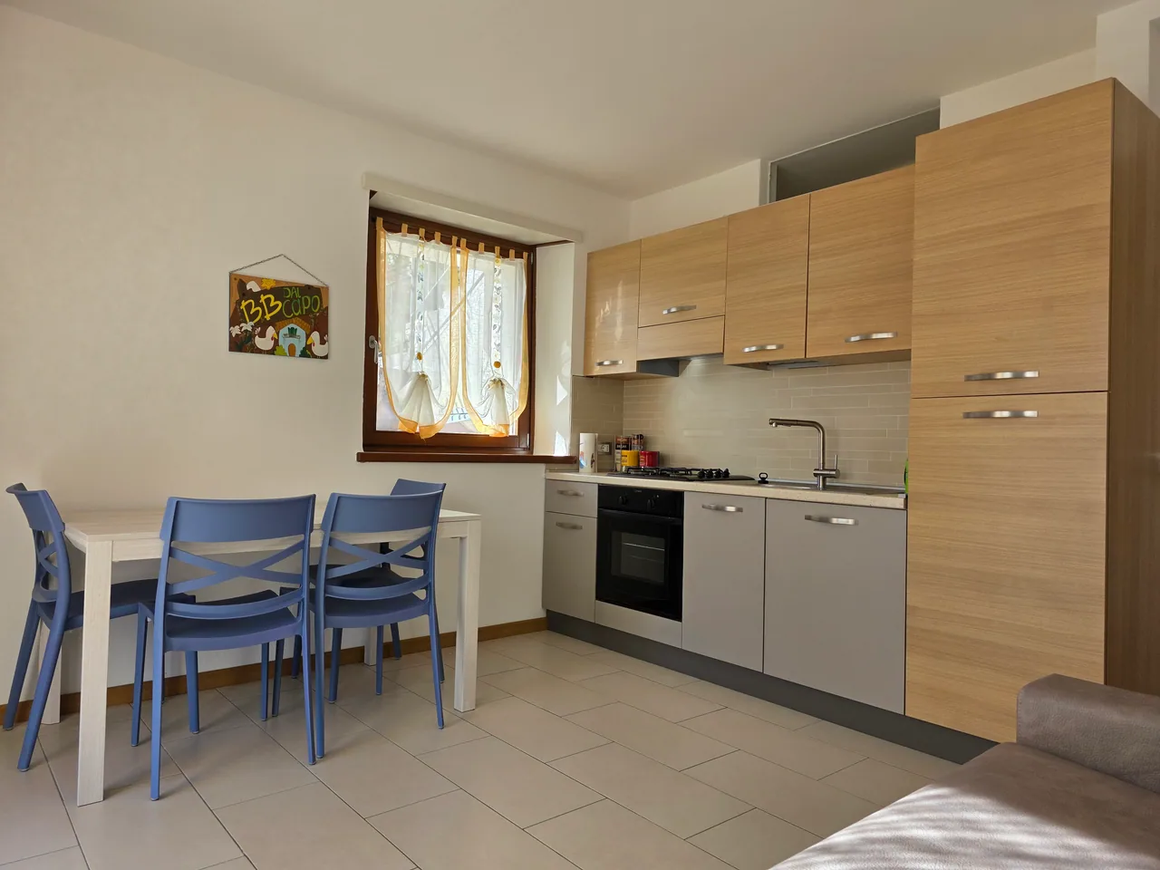 Cucina e zona pranzo nello stesso ambiente del soggiorno.